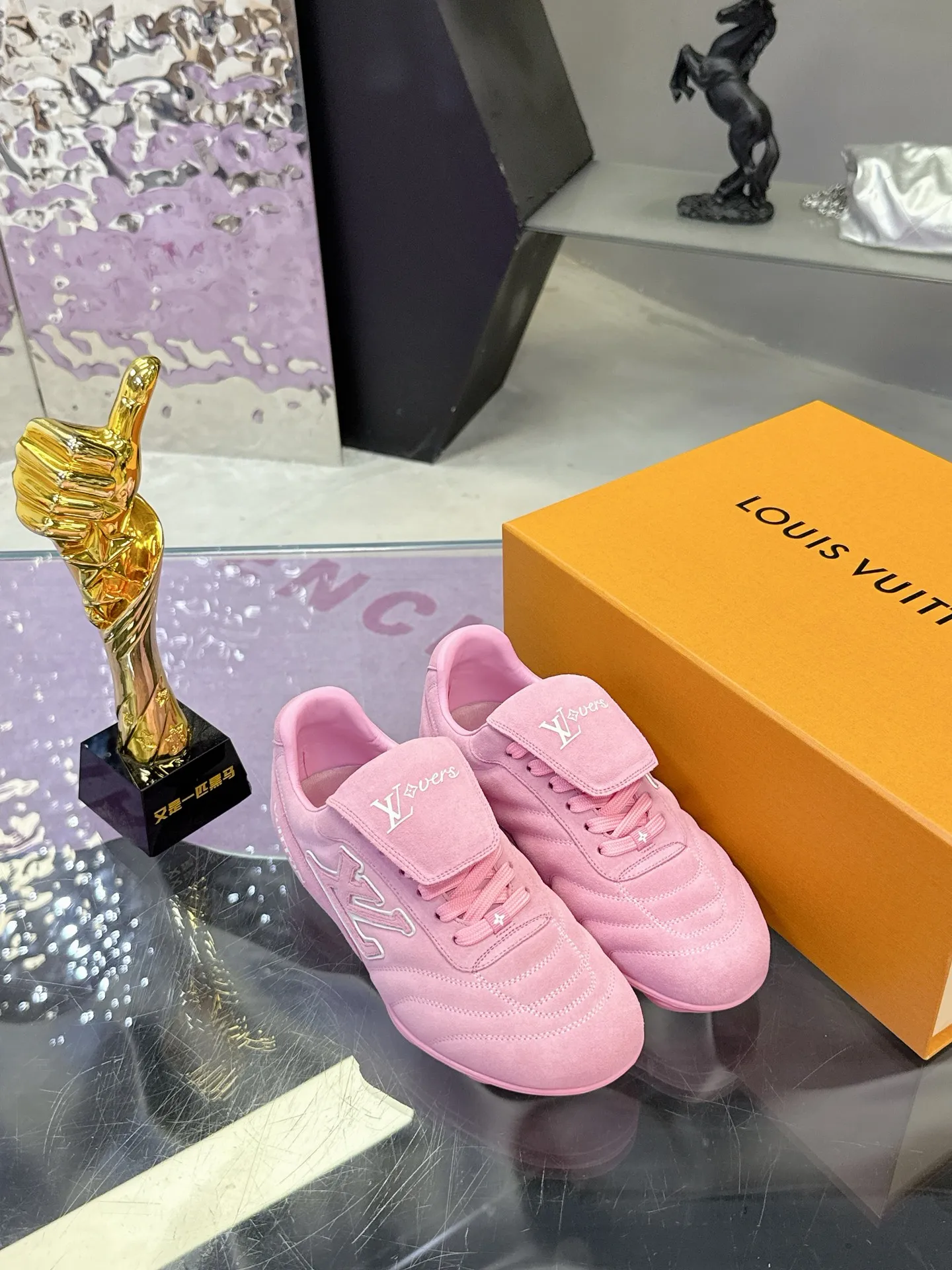 Factory price: 700💰 2025 new LV sneakers for couples, 🔥🔥🔥You will look fashionable when you wear them ❤️ LV football shoe series 💗 This Footprint Soccer sneaker was unveiled in the 2025 spring and summer series fashion show. It is the first sneaker designed by Pharrell Williams inspired by football shoes. The shoes are inspired by football, a sport that spans generations and cultures💎, echoing the theme of unity and universal participation in the 2025 spring and summer series fashion show. The shoe is known for its sleek design, with the dynamic IV Initials logo embellished on the side, the Lvers United emblem inspired by the football team on the tongue, and the sole patterned rubber sole decorated with multiple Louis Vuitton logos. Stylish and casual wear, a trend-setter in the fashion industry. Made of imported cowhide with full craftsmanship💓 Number of sizes (women’s 35-41, women’s 41 customized) (men’s 39-46, 45-46 customized)